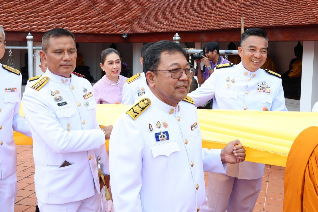 ผู้ร่วมขบวนช่วยกันถือผ้าพระราชทานในงานปี 2568