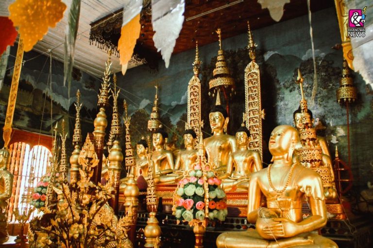 พระพุทธรูปและเครื่องสักการะภายในวัดสวนดอกซึ่งเป็นพื้นที่จัดประเพณีเป็งปุ๊ด