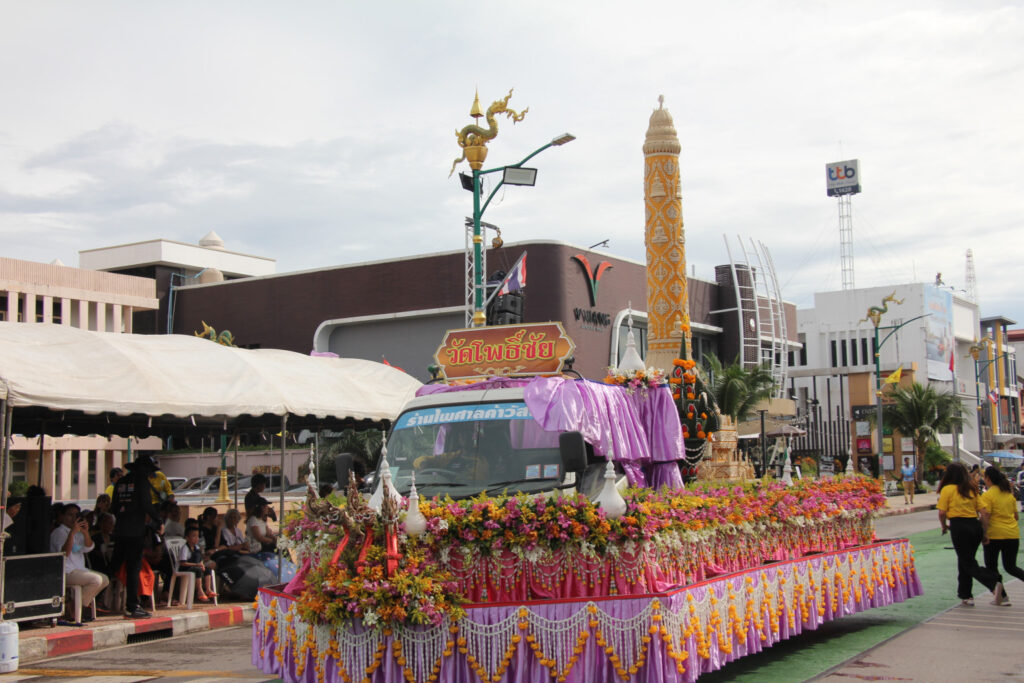 บรรยากาศประชาชนชมงานแห่เทียนยามค่ำในเมืองหนองคาย ปี 2567