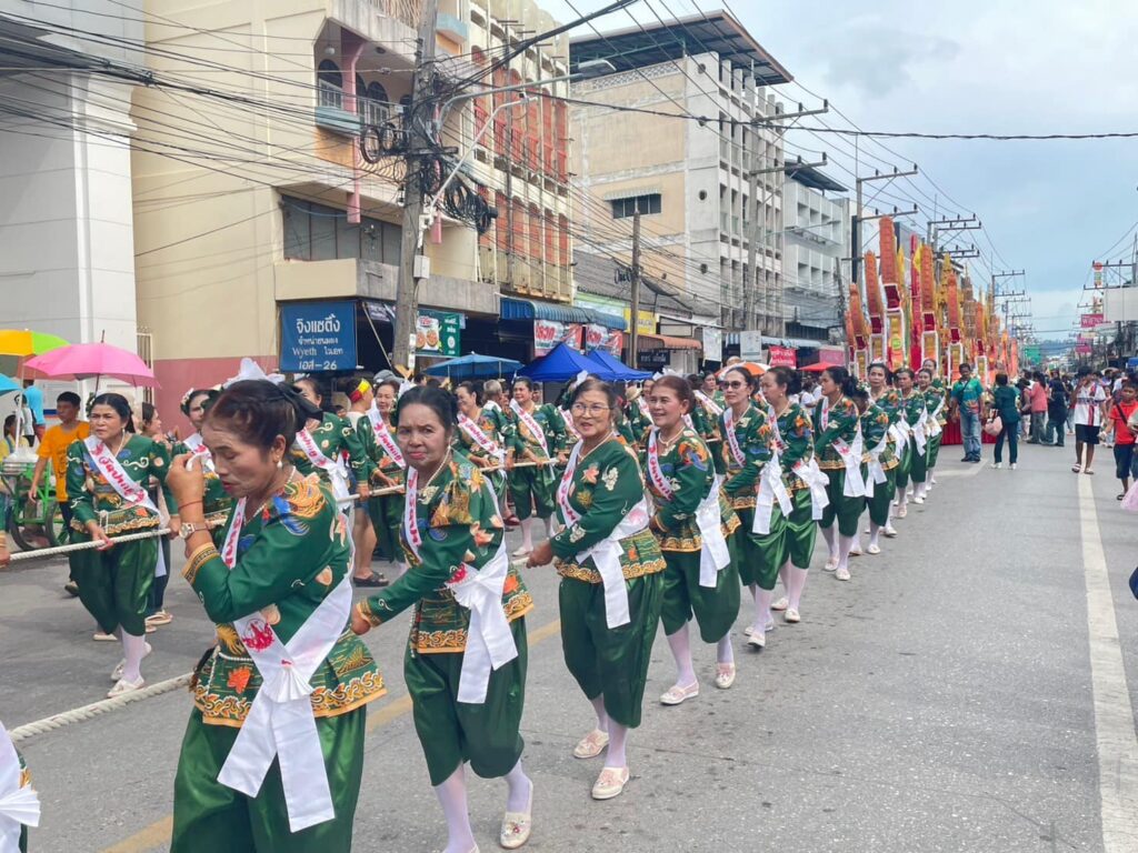 นางลากร่วมแรงดึงสายเรือพนมพระในขบวนปี 2567