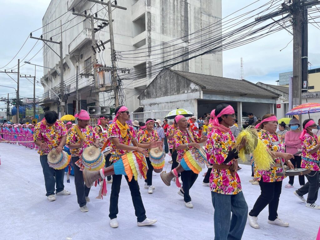 วงกลองยาวและผู้ร่วมขบวนชักพระบนถนนเมืองสุราษฎร์ธานี ปี 2567