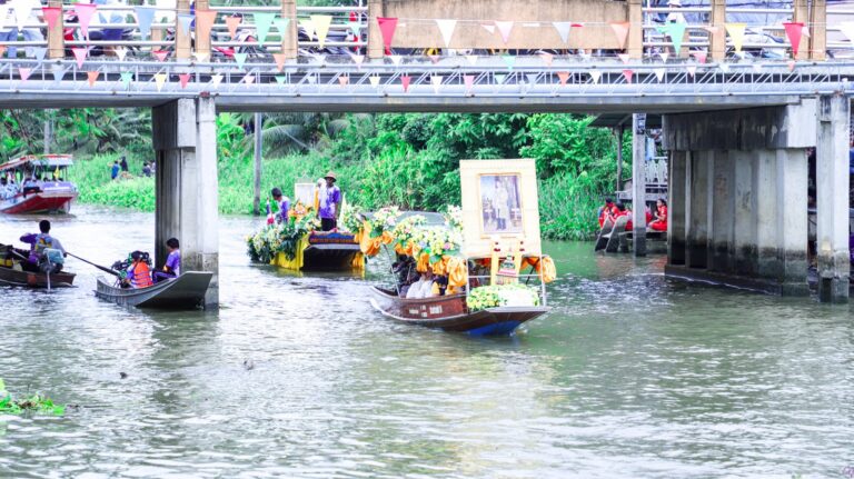 ประเพณีแห่เทียนพรรษาทางน้ำ วัดบางน้อย 2569