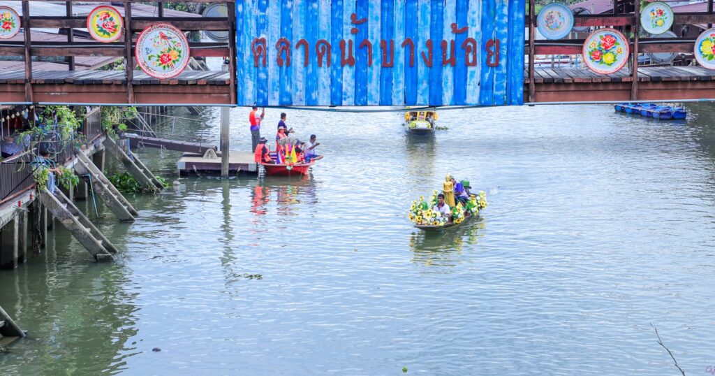 ขบวนเรือผ่านตลาดน้ำบางน้อยในกิจกรรมปี 2567