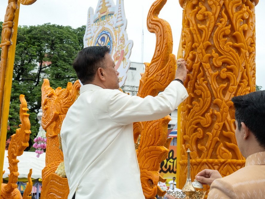 ช่างและประชาชนร่วมตกแต่งต้นเทียน ปี 2567