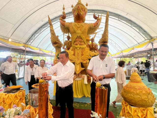 ผู้ร่วมงานหลอมและหยอดเทียนลงแม่พิมพ์ในพิธีเปิดปี 2569