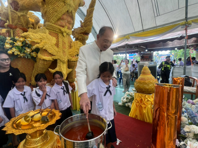 เด็กและผู้ใหญ่เรียนรู้การทำชิ้นลายเทียนร่วมกันในปี 2569