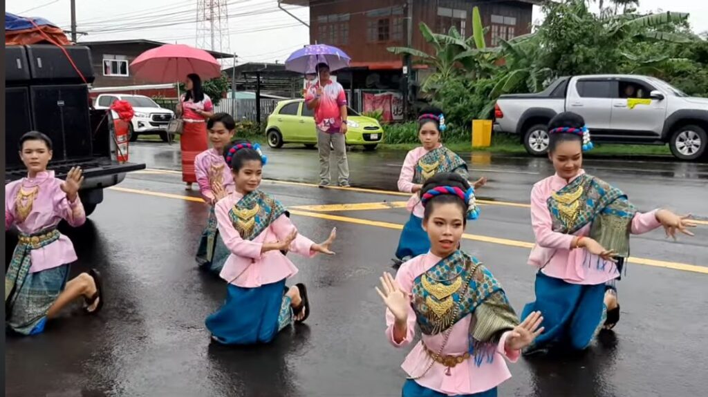 การแสดงฟ้อนรำกลางสายฝนในขบวนอ่างศิลา ปี 2566