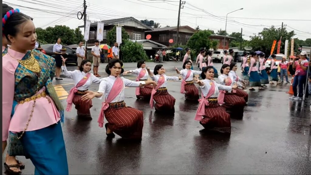 นางรำและผู้ตีกลองร่วมการแสดงในขบวนปี 2566