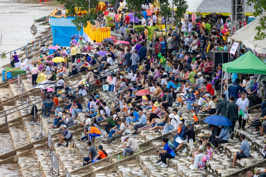ผู้ชมริมแม่น้ำน่านในงานปี 2568