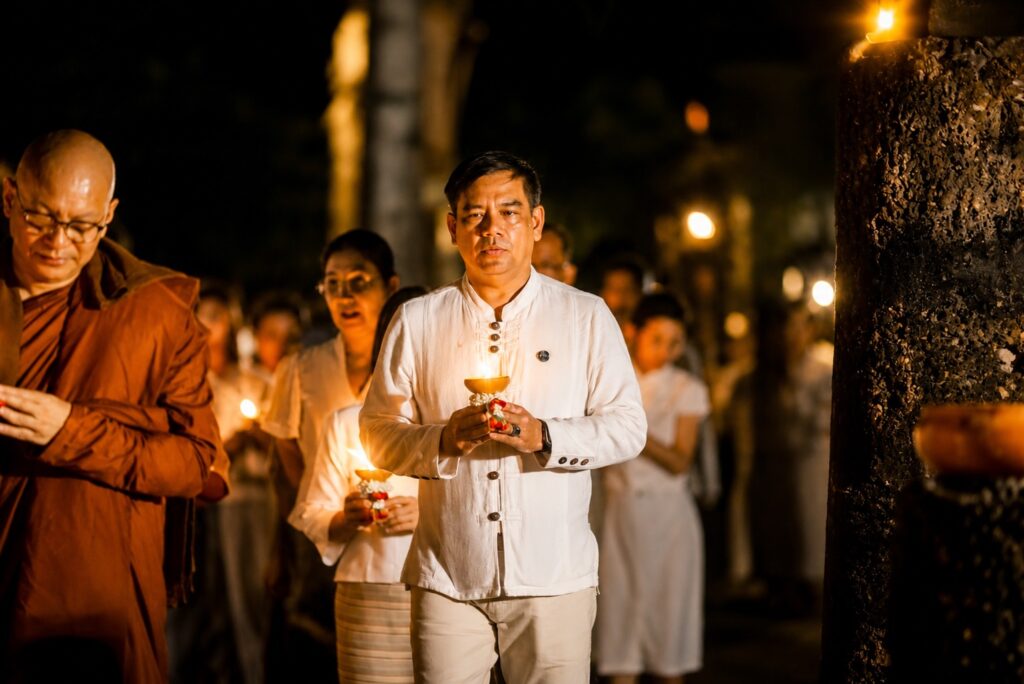 พระสงฆ์และพุทธศาสนิกชนถือตะคันร่วมพิธียามค่ำคืน ปี 2569