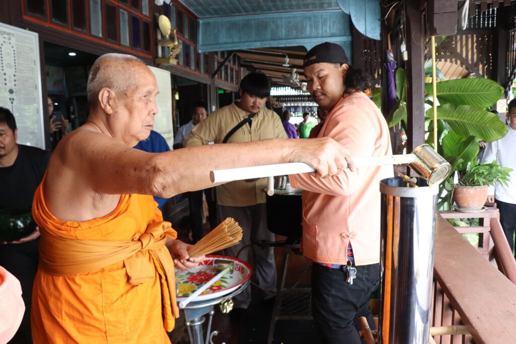 พระสงฆ์และประชาชนร่วมพิธีหล่อเทียนก่อนวันแห่