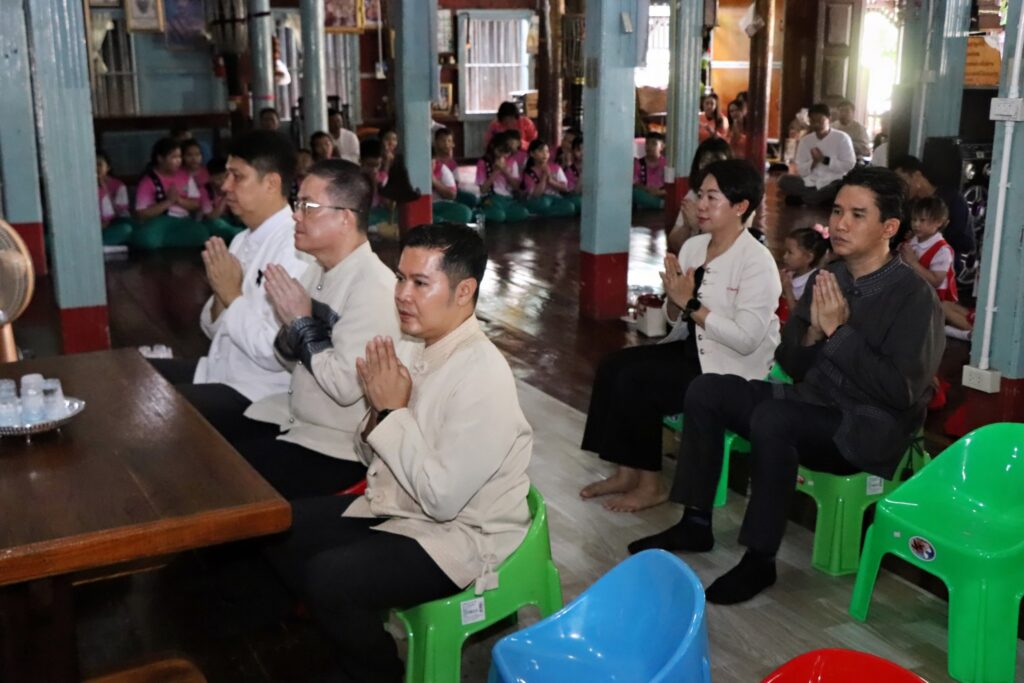 ผู้แทนหน่วยงานและประชาชนร่วมพิธีสงฆ์ก่อนเริ่มหล่อเทียน วันที่ 14 กรกฎาคม 2569