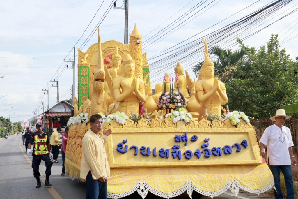 ต้นเทียนจากชุมชนเคลื่อนในขบวนงานปี 2568