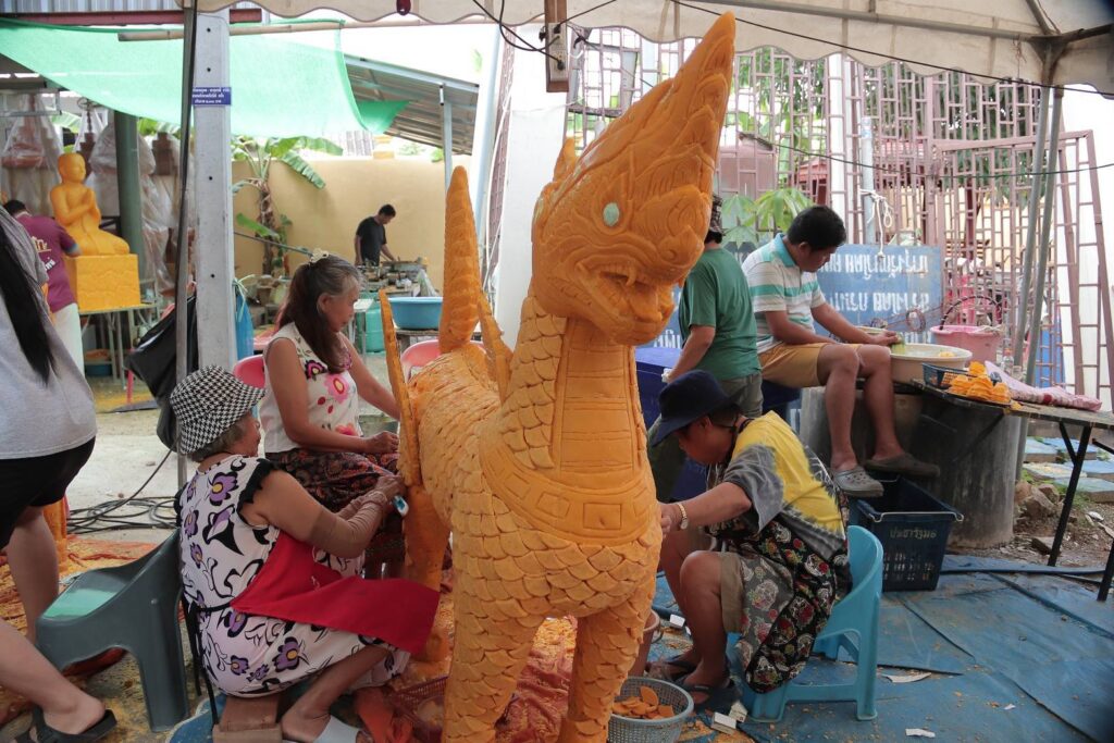 ชาวบ้านช่วยกันเก็บรายละเอียดประติมากรรมเทียนรูปหงส์ ปี 2569