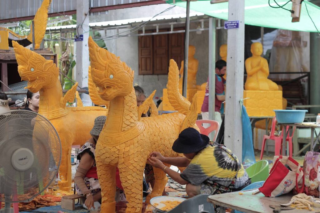 ชุดประติมากรรมเทียนที่กำลังแกะสลักสำหรับขบวนปี 2569