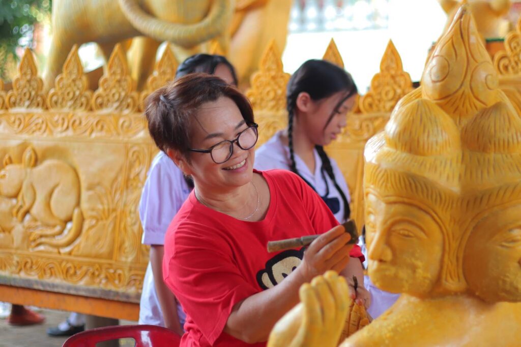 ช่างฝีมือเก็บรายละเอียดองค์ประกอบบนต้นเทียน ปี 2569