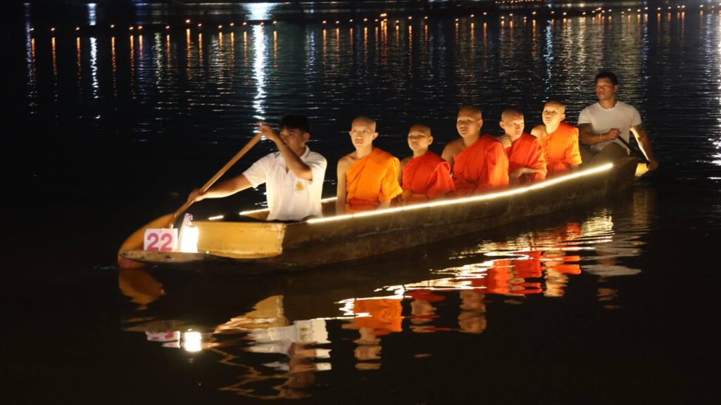 พระสงฆ์และสามเณรนั่งเรือพายเข้าสู่พิธีเวียนเทียนทางน้ำ วันที่ 31 พฤษภาคม 2569