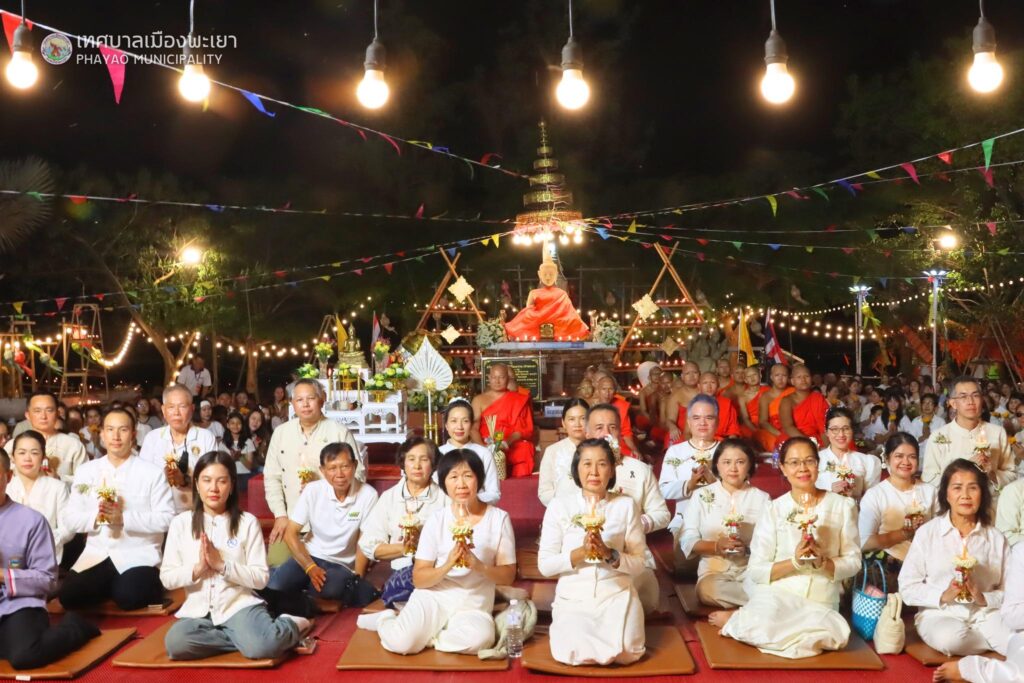 พุทธศาสนิกชนถือเครื่องสักการะพร้อมกันที่วัดติโลกอาราม วันที่ 31 พฤษภาคม 2569