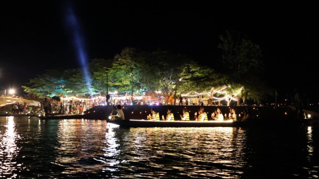 เรือเวียนเทียนเคลื่อนผ่านแสงไฟรอบวัดติโลกอาราม วันที่ 31 พฤษภาคม 2569