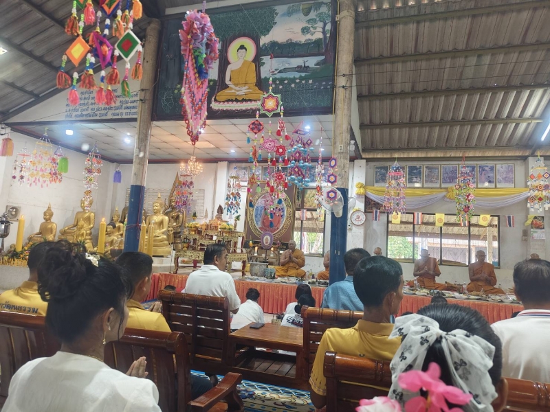 ผู้ร่วมงานฟังธรรมและประกอบพิธีหน้าองค์พระประธาน ปี 2568