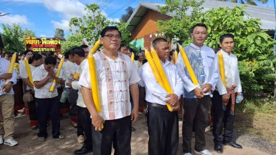 วงดนตรีและผู้ร่วมขบวนแห่เทียน ปี 2568