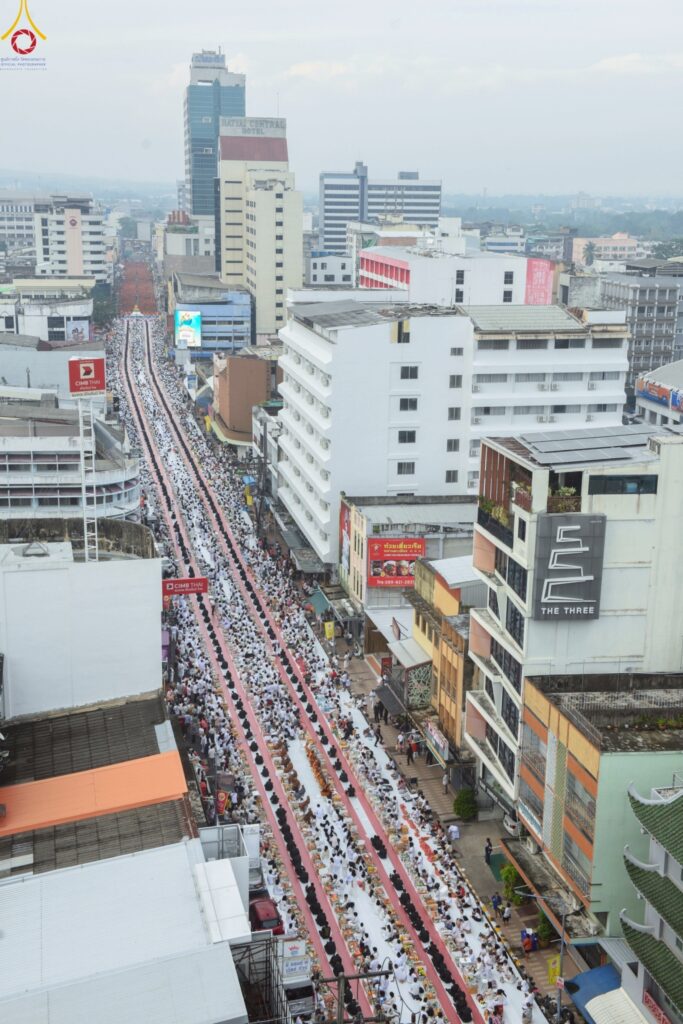 ภาพมุมสูงของพิธีตักบาตรกลางนครหาดใหญ่ ปี 2568