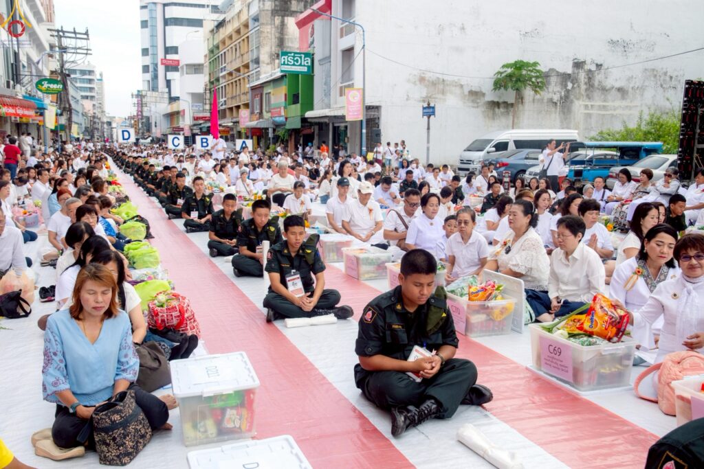 พุทธศาสนิกชนเตรียมข้าวสารอาหารแห้งถวายพระ ปี 2568