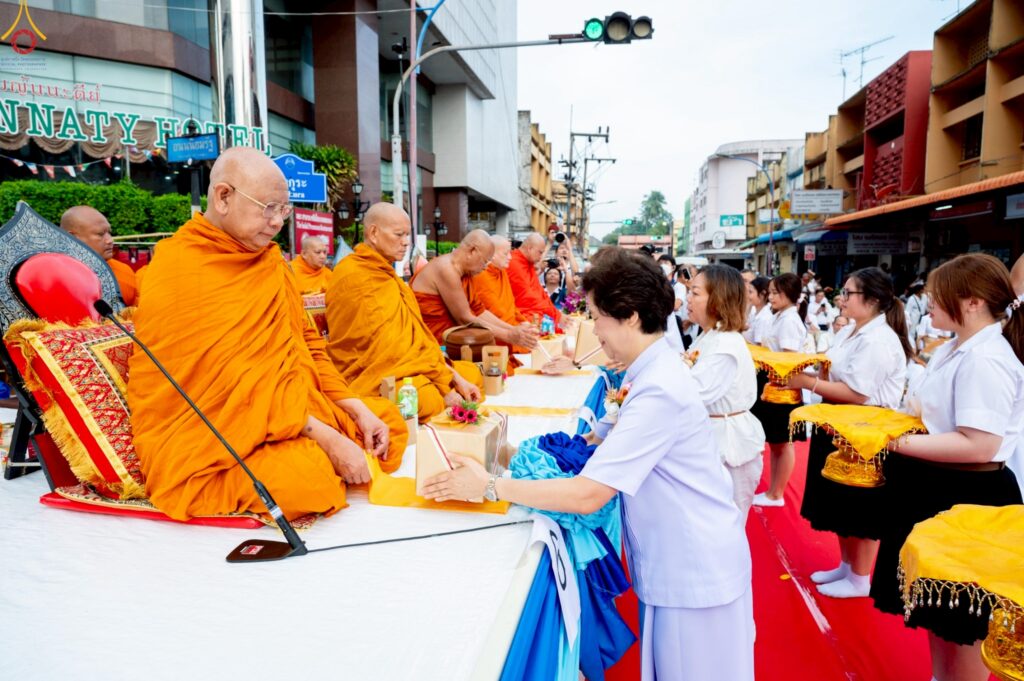 ประชาชนถวายข้าวสารอาหารแห้งแด่พระสงฆ์ ปี 2568