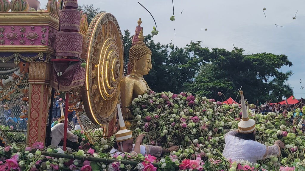 ดอกบัวที่ประชาชนโยนถวายขบวนเรือ ปี 2568