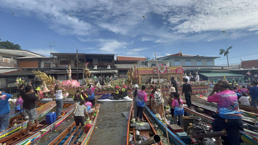 ขบวนเรือและผู้ร่วมงานในคลองสำโรง ปี 2568