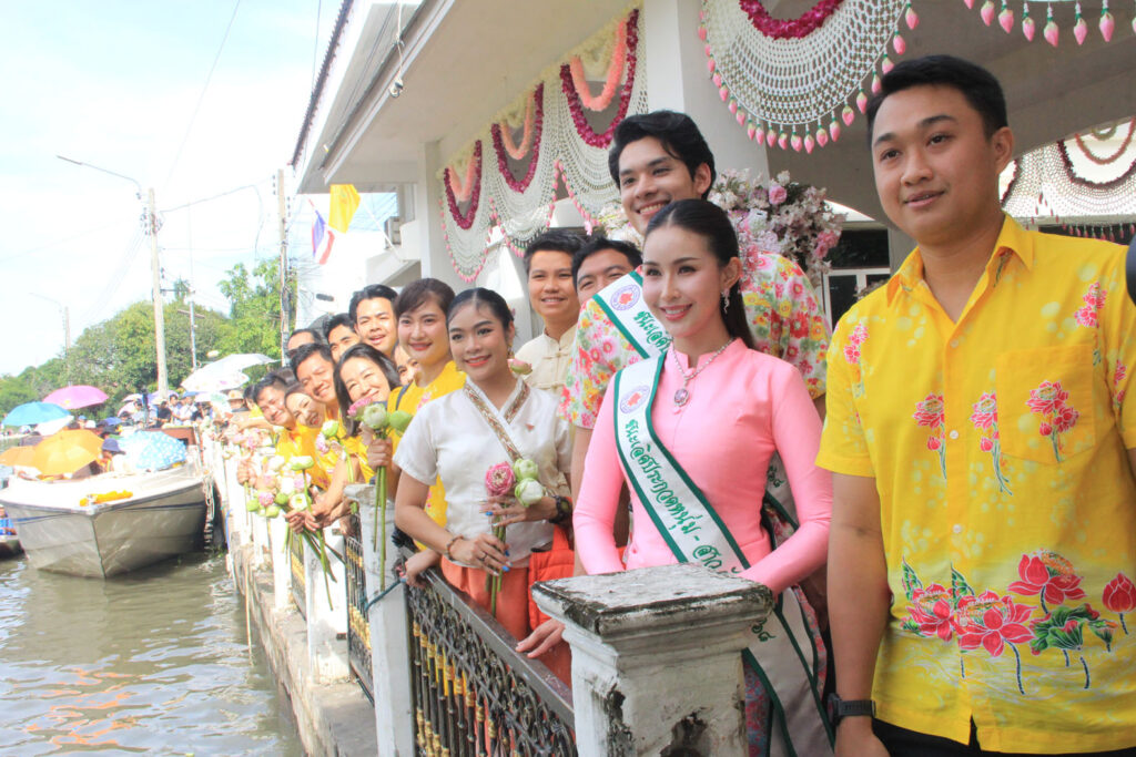 ผู้ร่วมพิธีถือดอกบัวริมคลองสำโรง ปี 2568