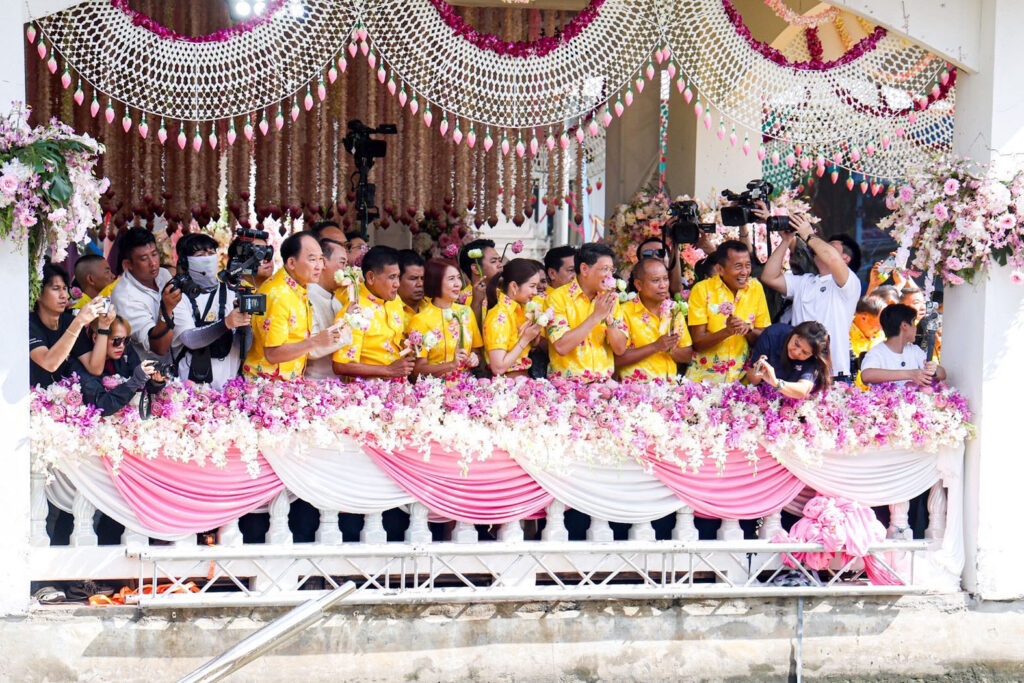 พิธีและผู้ร่วมงานบริเวณริมคลอง ปี 2568