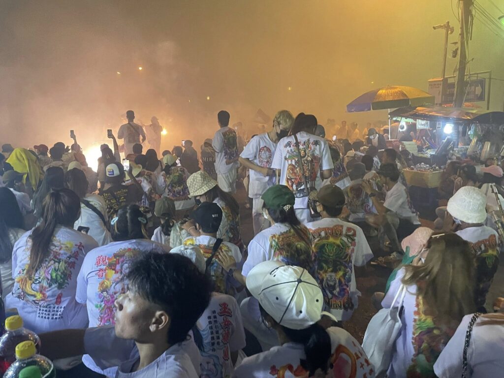ประชาชนร่วมพิธีส่งพระบริเวณตัวเมืองภูเก็ตปี 2568