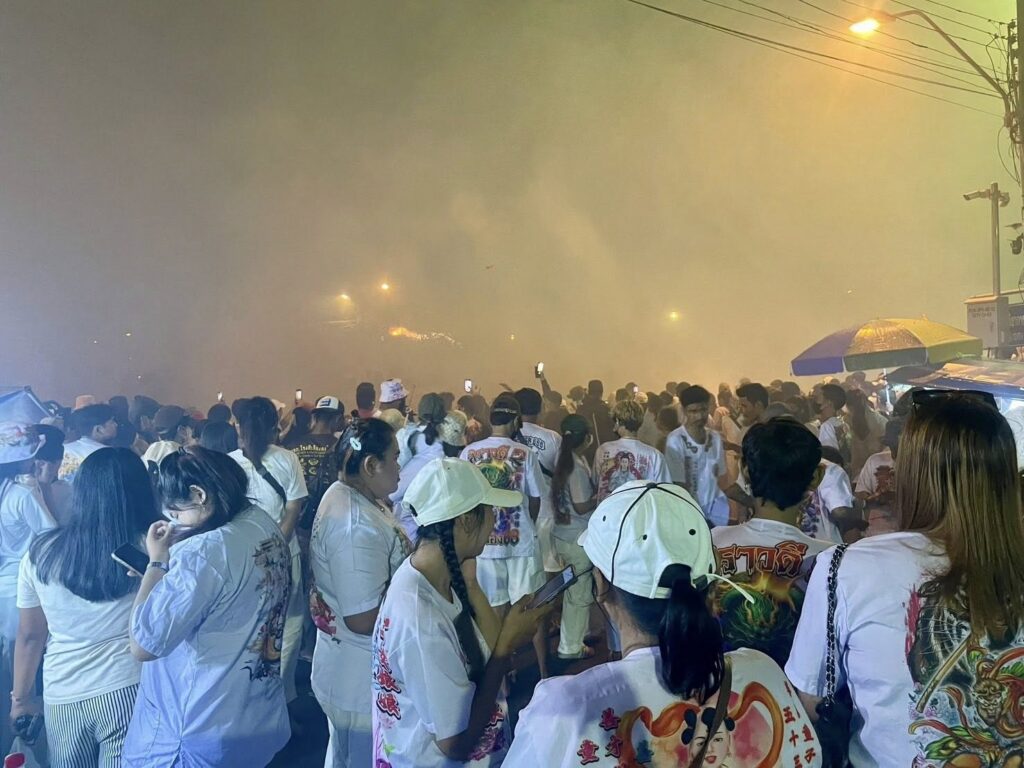 บรรยากาศผู้ร่วมงานและควันประทัดในคืนสุดท้ายปี 2568