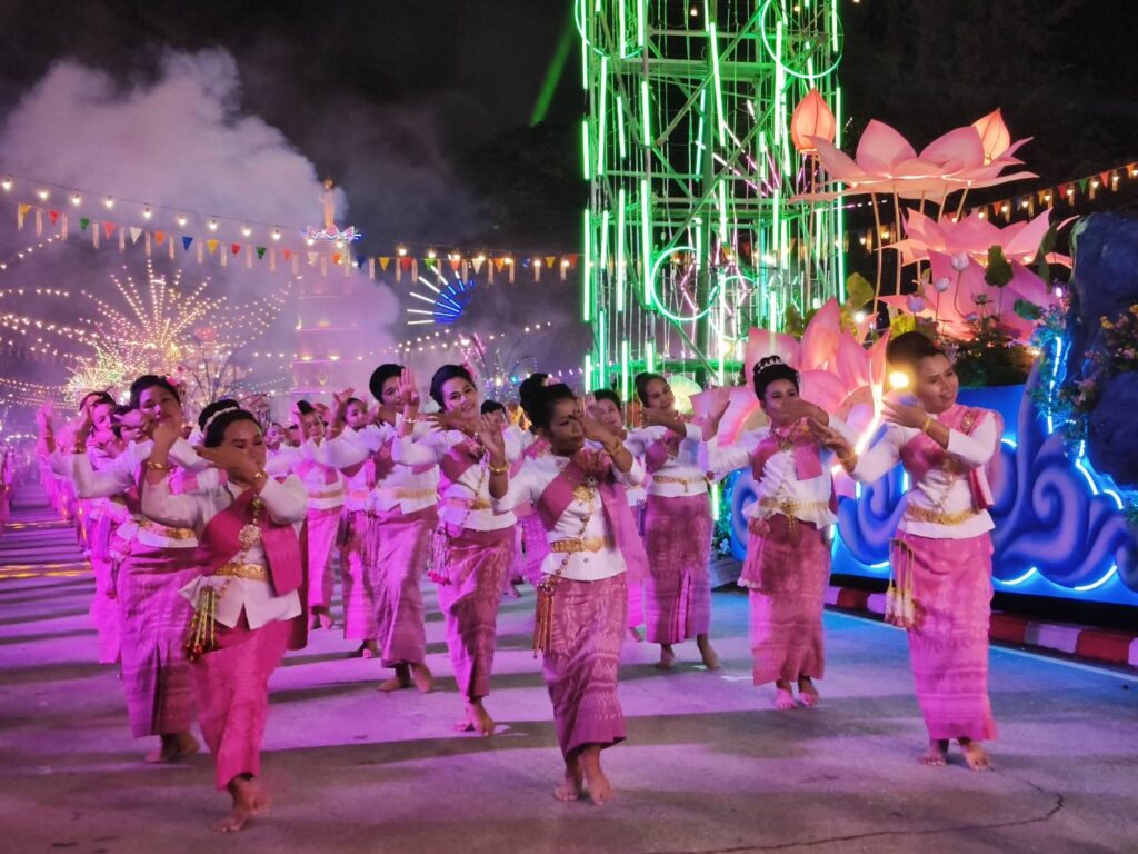 การรำและรถต้นกระธูปประดับไฟปี 2568