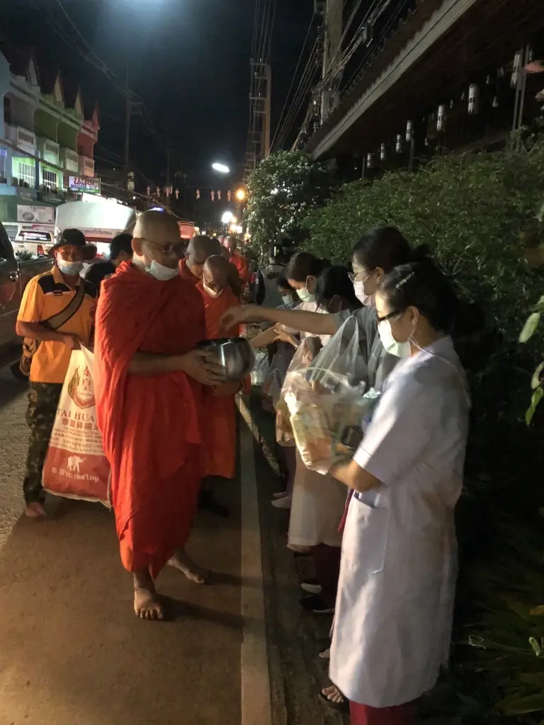 พระสงฆ์รับบาตรจากประชาชนตามถนนสายกลาง ปี 2565