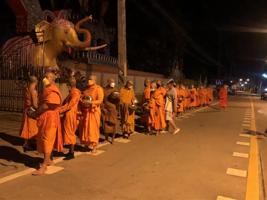 แถวพระสงฆ์เดินรับบาตรบนถนนสายกลาง ปี 2565