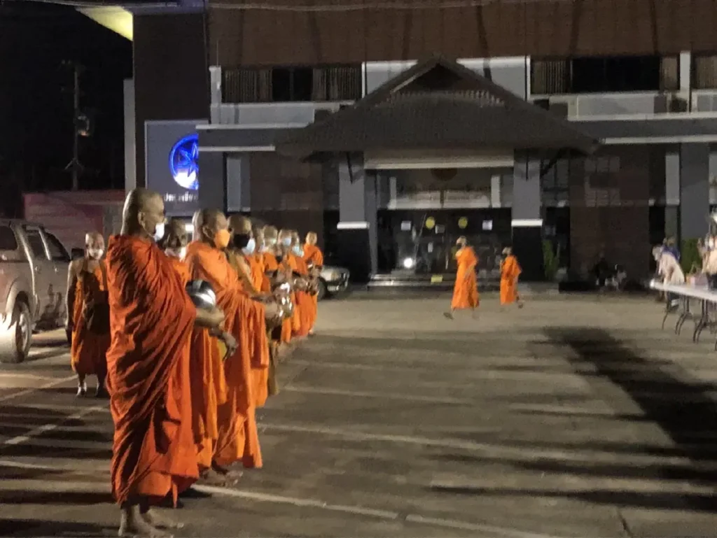 พระสงฆ์เดินถึงบริเวณหน้าที่ว่าการอำเภอเชียงของ ปี 2565