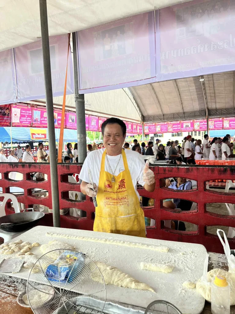 อาสาสมัครเตรียมอาหารสำหรับผู้ร่วมงาน ปี 2568