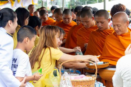 ตักบาตรถวายพระราชกุศลและเจริญพระพุทธมนต์ ตราด 2569