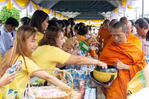 ผู้ร่วมงานใส่บาตรบริเวณหน้าศาลากลางจังหวัดตราด ปี 2567