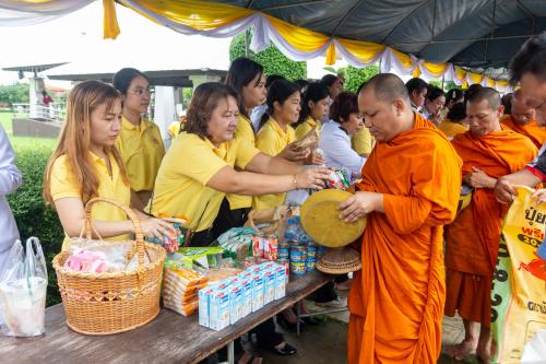 ประชาชนเตรียมอาหารแห้งร่วมพิธีตักบาตร ปี 2567