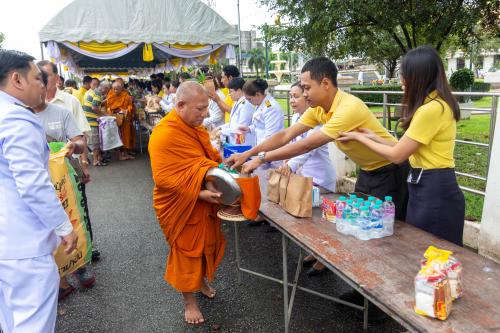 พระสงฆ์เดินรับบาตรตามแนวพิธีหน้าศาลากลาง ปี 2567