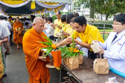 ผู้ร่วมงานถวายสิ่งของในพิธีทำบุญตักบาตร ปี 2567