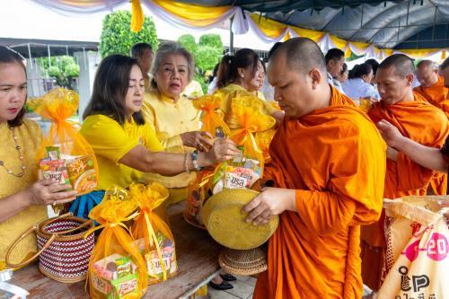 พระสงฆ์รับบาตรจากประชาชนชาวตราด ปี 2567