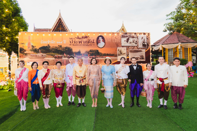 ผู้ร่วมงานแต่งชุดไทยถ่ายภาพกับนิทรรศการประวัติศาสตร์ ปี 2568