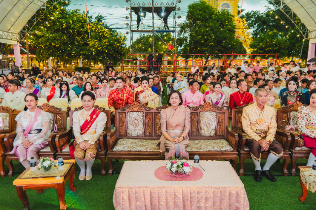 ผู้ชมร่วมพิธีและชมการแสดงบริเวณวัดพระปรางค์เหลือง ปี 2568