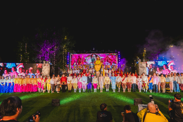 นักแสดงและผู้ร่วมงานบนเวทีปิดการแสดง ปี 2568