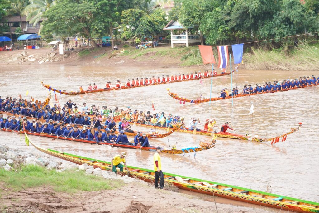 เรือแข่งรวมตัวในสนามท่าวังผา ปี 2567