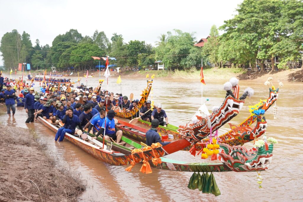 หัวเรือพญานาคและทีมฝีพายริมตลิ่ง ปี 2567